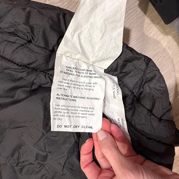 Kelty Mistral Sleeping Bag: 20F Synthetic Regular Right Zip Red/Gray VGC; in bag - Picture 7 of 11